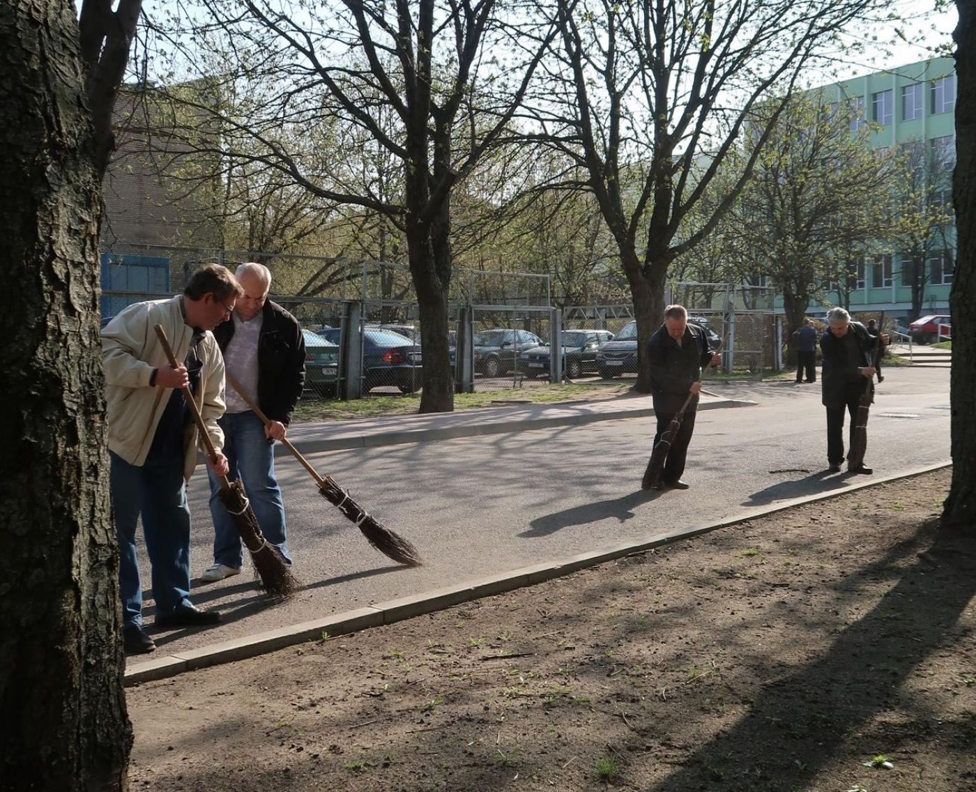 Работники автотракторного факультета на республиканском субботнике.